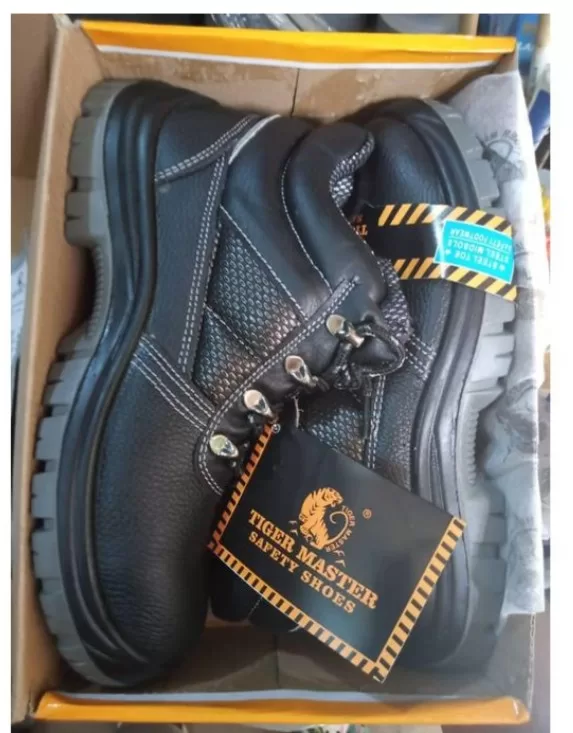 Safety boot for men